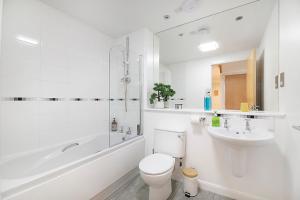 阿伯丁Bannermill Place Lodge ✪ Grampian Lettings Ltd的白色的浴室设有卫生间和水槽。