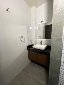 韦拉克鲁斯EXECUTIROOMS VERACRUZ的一间带水槽和镜子的浴室