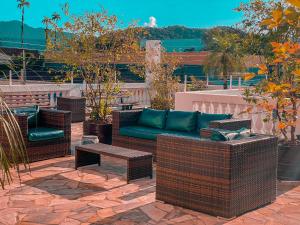 乌巴图巴大西洋公园酒店的庭院设有藤椅、沙发和桌子