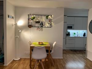 赫尔辛基QnQ home的配有桌椅和厨房的房间