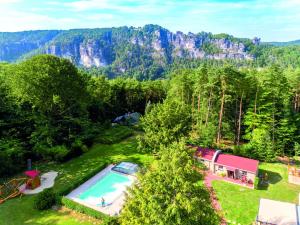 StruppenLaasenhof Resort的享有房子和游泳池的空中景致