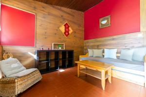 勒布罗伊斯盖特格朗德雷诺酒店的客房设有床、长凳和桌子。