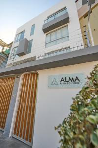 阿雷基帕Alma Casa Boutique的一座建筑,上面标有读到alma地产的标志