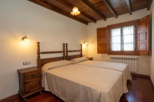 塔皮亚德卡萨列戈Apartamentos Porcia的一间卧室设有一张大床和一个窗户。