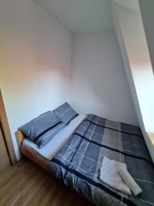 卡鲁德杰尔斯科巴尔Šumor šume - Tara的卧室配有一张床