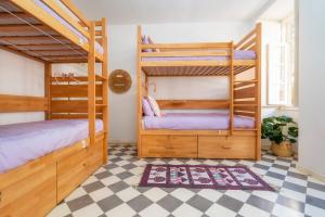 法鲁Female Hostel的两张双层床,位于一个设有 ⁇ 架的房间里