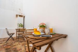 法鲁Female Hostel的一张木桌,上面放着一盘食物和橙汁
