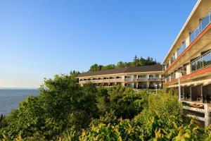 里维耶尔·杜·卢普奥贝尔格德拉鹏特酒店的一座位于海边小山上的建筑