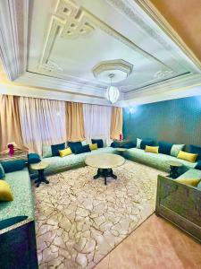 马拉喀什Superbe appartement avec parking gratuit的带沙发和桌子的客厅