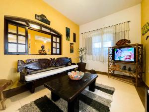 乌巴图巴大西洋公园酒店的带沙发和电视的客厅