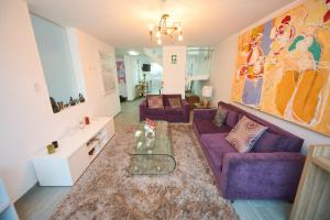 阿雷基帕Alma Casa Boutique的客厅配有紫色沙发和地毯。