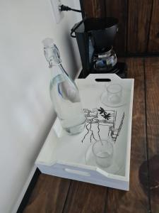 迪坡斯特兰CASA NDOMI TEPOZ的白色盒子上的一瓶和两杯