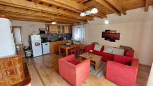 Horná LehotaMy TALE apartment的一间带红色家具的客厅和一间厨房