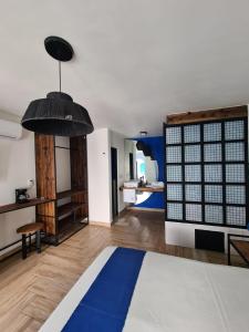 迪坡斯特兰CASA NDOMI TEPOZ的客厅设有蓝色和白色的房间