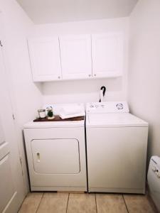 蒙特利尔Plush 2 bedroom unit 5min Downtown Off Wellington的白色的小厨房,配有洗衣机和烘干机