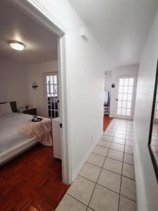 蒙特利尔Plush 2 bedroom unit 5min Downtown Off Wellington的卧室配有1张床,铺有瓷砖地板。
