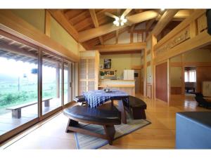 高山Villa MITORE-YA - Vacation STAY 13536的一间带桌子的用餐室和一间厨房