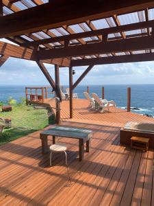 屋久岛Takahira Base - Vacation STAY 61542v的木制甲板配有长凳和桌椅
