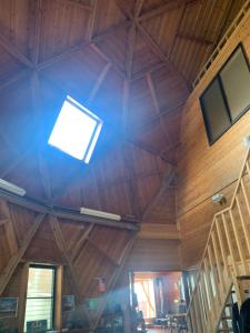 屋久岛Takahira Base - Vacation STAY 61542v的木制客房内的天花板和大窗户