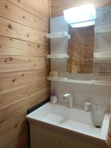 屋久岛Takahira Base - Vacation STAY 61542v的一间带水槽和镜子的浴室