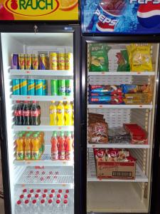 泰托沃Hotel Yal Restaurant的装满饮料和食物的开放式冰箱