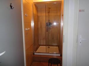 罗兹GO Hostel Rewolucji的浴室里设有玻璃门淋浴