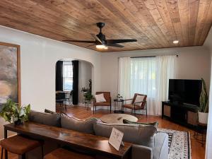 New remodel! 3-bed house in heart of Carson City的休息区