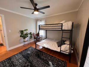 New remodel! 3-bed house in heart of Carson City客房内的一张或多张双层床