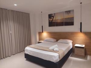 圣安德烈斯Bahia San Andres Hospedaje的一间卧室配有一张特大号床和一个床头柜