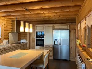 丰罗默奥代洛维亚Saint Bernard的厨房配有不锈钢冰箱和木墙