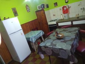 圣克莱门特雷图尤Depto San Clemente del tuyu centro的厨房配有桌子、冰箱、桌子和桌子。