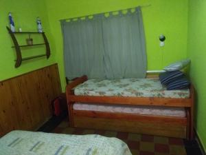 圣克莱门特雷图尤Depto San Clemente del tuyu centro的一间小卧室,配有两张床和窗户