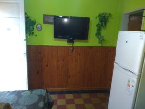 圣克莱门特雷图尤Depto San Clemente del tuyu centro的一间带电视和冰箱的客厅