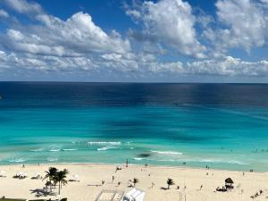 坎昆Xcanan Loft On Park Royal, the best area in Cancún right on the beach的享有海滩和大海的景色