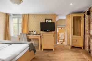 马尔默皇家贝斯特韦斯特酒店的一间卧室配有一张床、一台电视和一张书桌