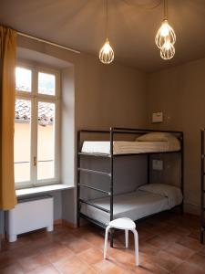 阿维利亚纳Casa Conte Rosso的一间卧室配有双层床、椅子和灯