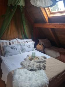 RisovacVikendica Pahuljica的一间卧室,配有一张带被子的床和一杯咖啡