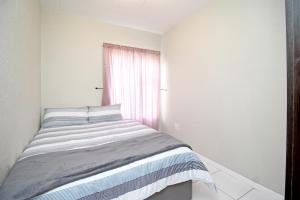 GREENWICH 2 bedroom 2 bath serv apart with 24hrs electricity客房内的一张或多张床位