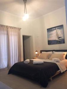 爱琴娜岛Utopia suites的一间卧室配有一张大床和黑色毯子