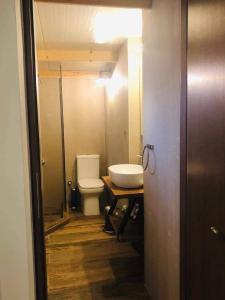 爱琴娜岛Utopia suites的一间带卫生间和水槽的浴室