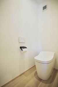 山中湖村GLANSTELLA CABIN Fujiyamanakako的一间位于客房内的白色卫生间的浴室