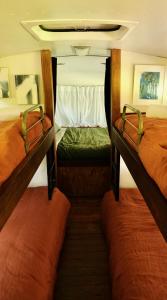 RosebankMesa Bus - Deluxe Byron Hinterland Eco Stay的中间设有两张床