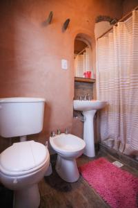 麦马拉El Cerrito的一间带卫生间和水槽的浴室