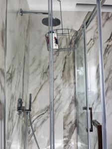 恩纳Il Cortile的带淋浴的浴室和玻璃门