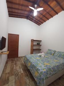 圣米格尔-杜戈斯托苏Casa Bete e Farouk的一间卧室配有一张床和吊扇
