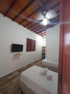 圣米格尔-杜戈斯托苏Casa Bete e Farouk的一间卧室配有两张床和吊扇