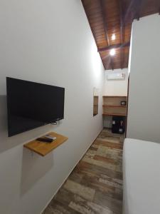 圣米格尔-杜戈斯托苏Casa Bete e Farouk的客厅设有壁挂式平面电视。
