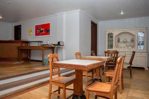 布希奥斯Villa Bella Ferradura的用餐室配有木桌和椅子