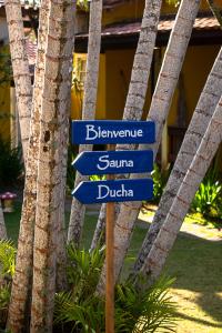 布希奥斯Villa Bella Ferradura的棕榈树前的街道标志