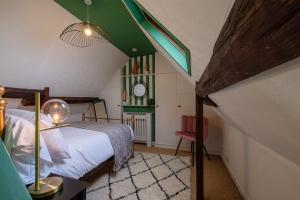 新港Stay in the heart of Isle of Wight in 2BDR apt的一间卧室设有一张床和绿色的天花板